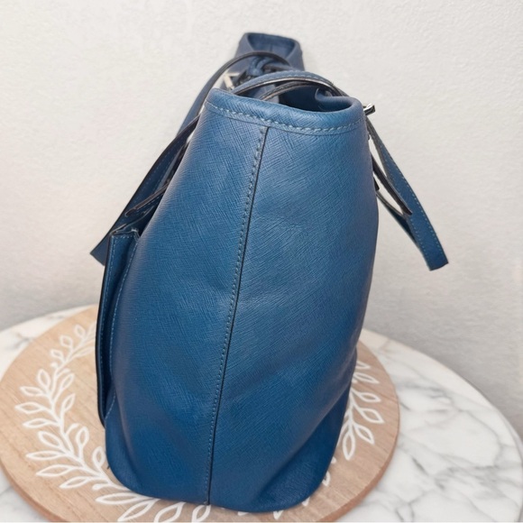 Michael Kors tote,adjustable straps,magnetic closure,xtra pockets,denim blue - Picture 2 of 8